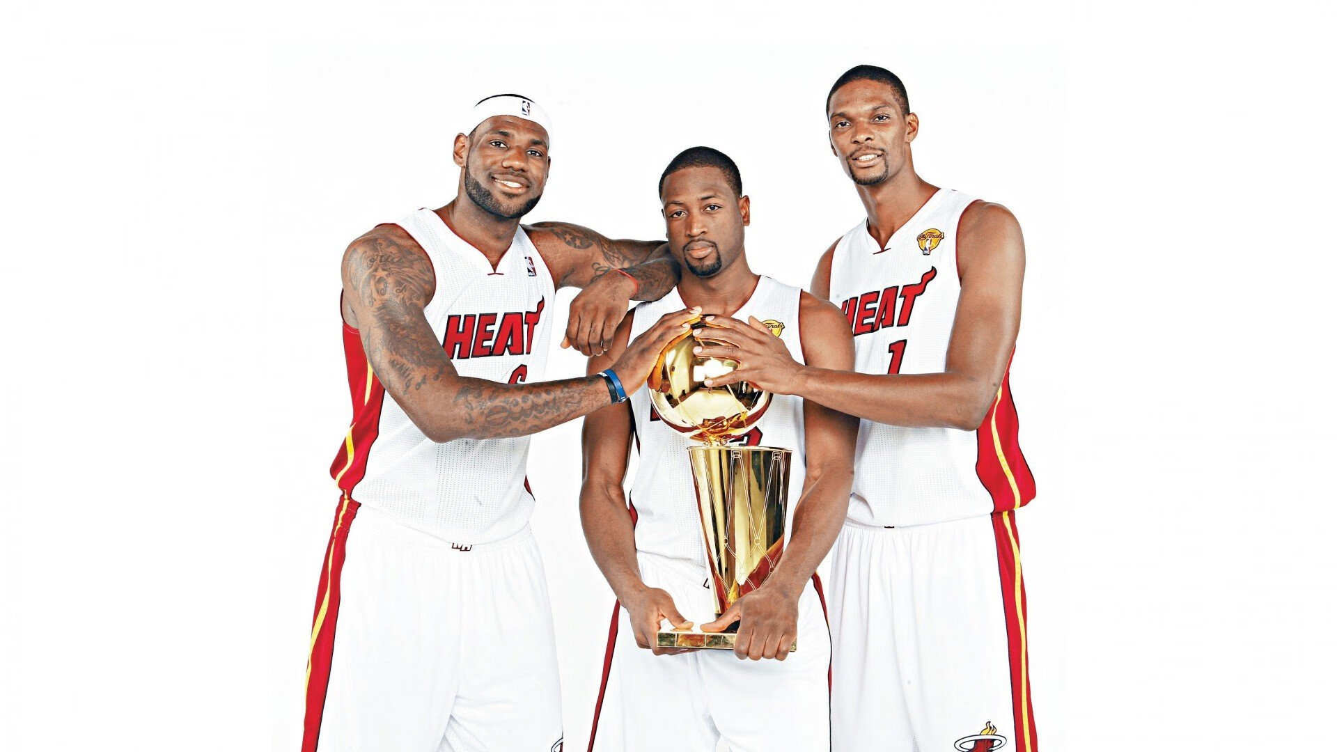 “高新体育中心羽毛球赛：选手精准击球，精彩纷呈”